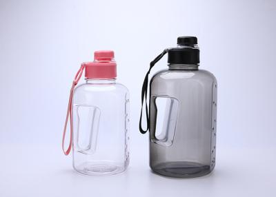 China Botella de agua plástica hermética de Flip Top 2l con la manija BPA libre en venta