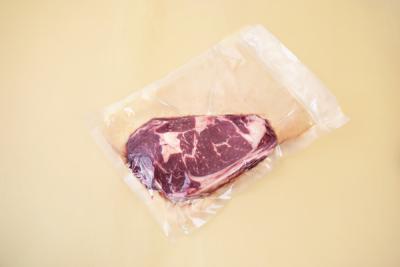 China A barreira média do PE de um PA de 70 mícrons limpa malotes do empacotamento para a carne congelada ou fresca sem osso à venda