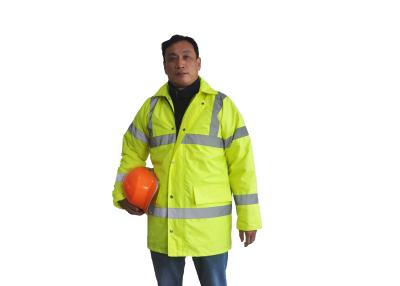 China Altas chaquetas del trabajo del invierno de la visibilidad, chaquetas reflexivas resistentes del invierno de 300D Oxford  en venta