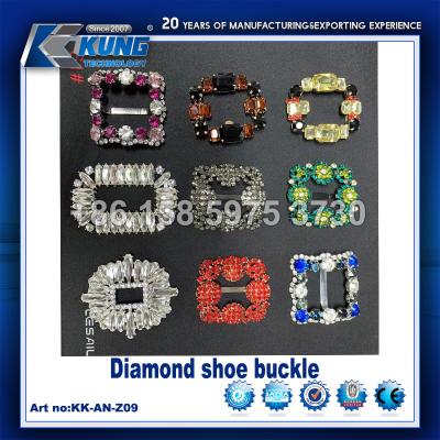 China Diamond Decorative Shoe Making Accessories abrocha el material del PE multicolor en venta