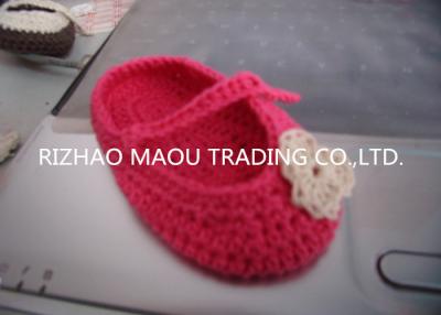 China deslizadores hechos punto hechos a mano del bebé del ganchillo de los 6cm de bebé de los zapatos de la decoración roja de la flor en venta