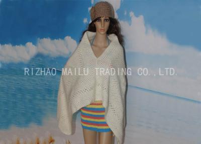 中国 V 首の暖かいアルパカの女の子のかぎ針編みのポンチョ 2 色の 三角形 の形のかぎ針編み岬 販売のため