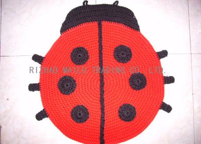 中国 てんとう虫の形のかぎ針編みの Doily の敷物のしわ-抵抗力がある赤い手のニットの敷物 販売のため