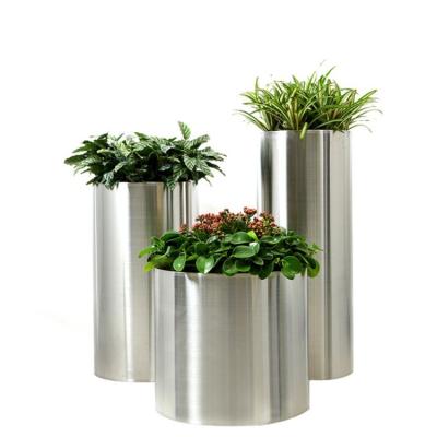 China Variety of colors and sizes custom outdoor metal flower pot planter cute for sale
