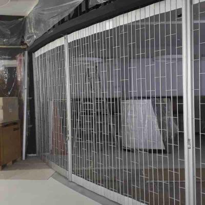 China Puertas de persiana de aluminio con flexibilidad deslizante plegable para escaparates / tiendas minoristas en venta