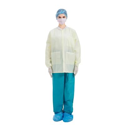中国 病院の袖口および襟足が付いている非編まれた使い捨て可能な実験室のコート 販売のため