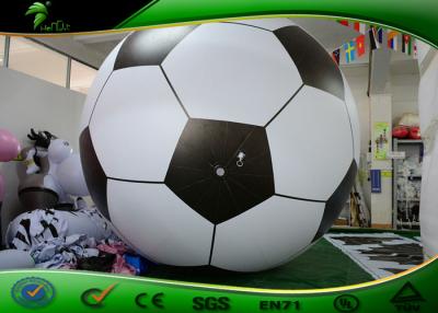 中国 注文の膨脹可能なフットボールのサッカー項目は白および黒を設計します 販売のため