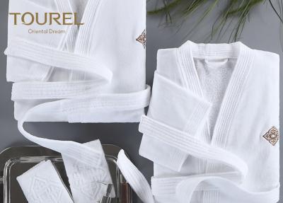 中国 基本的なフード付きのホテルの質の浴衣の贅沢なフード付きの白いテリーのベロアのショール ローブ 販売のため