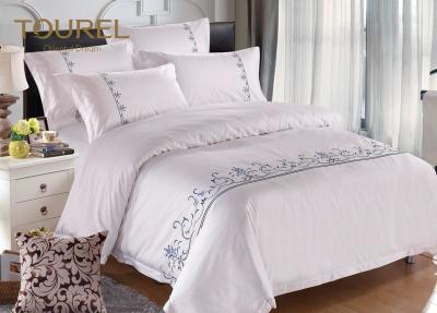 China Cubiertas blancas del edredón del lecho de la colección del hotel del bordado para el tamaño casero de la reina del balneario en venta