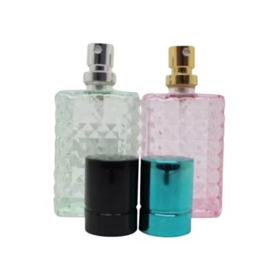 China 40ml wholesal colorful perfume glass bottle with crimp pump en venta