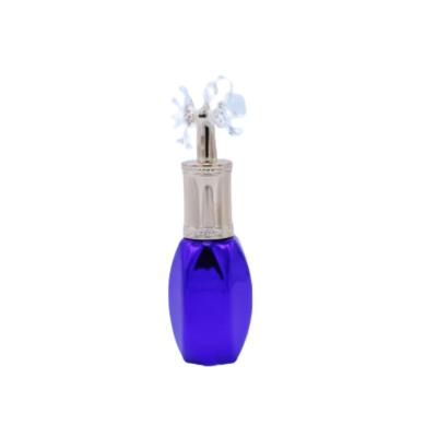China Botellas de cristal vacías de encargo del esmalte de uñas del color azul con el casquillo de la forma de la flor en venta