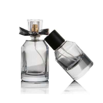 中国 Cylindrical Perfume Round Press Bottle 30ml Cosmetic Packaging Spray Glass 販売のため