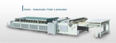 China Wirtschaftliche halb automatische Flöten-lamellierende Maschine, die Papiermaschine klebt zu verkaufen