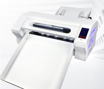 Chine Carte automatique de label d'autocollant de vinyle de coupeur de papier de Digital de capteur faisant la machine de découpage avec la caméra CCD à vendre