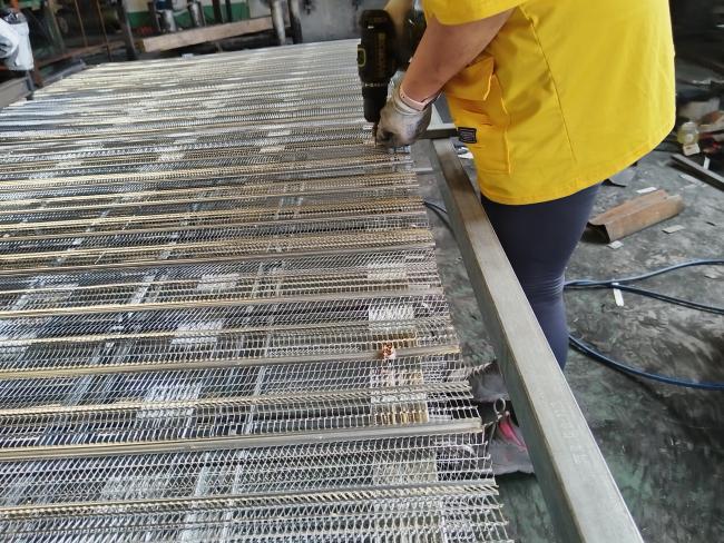 Finished concrete wall with permanent formwork mesh reinforcement