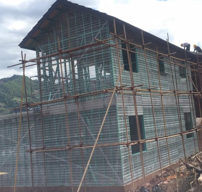 Side view showing the ribbed structure of the concrete reinforcement mesh
