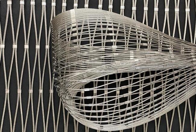 Zoo enclosure using stainless steel rope mesh