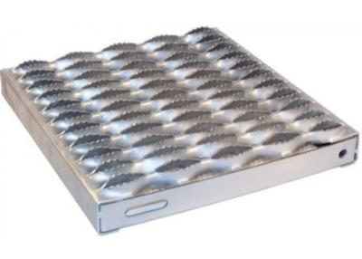 Chine 1060 3003 bandes de roulement d'escalier de flair en aluminium de grille de sécurité de contrefiche de poignée troquant des plates-formes à vendre