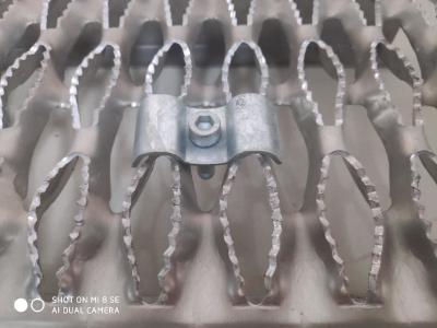 China Deslizamento de aço dos passos de escada da raspagem da segurança do suporte de Diamond Hole Shape Hdg Grip anti à venda