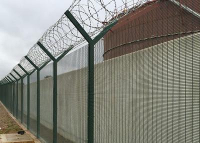 China 4.0mm 4.5mm geschweißter Quadrat-Posten Draht-Mesh Fence With Razor Wires Y zu verkaufen