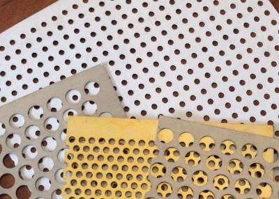 China Elektrische galvanisierte perforierte Decke deckt die Beschichtungs-Anodisierung 2x2 PVDF mit Ziegeln zu verkaufen