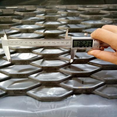 China Galvanized 3.0lbs Expanded Metal Mesh Anti Skid Platform Grating Floorings for sale