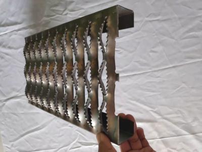 Chine Dérapage industriel de bandes de roulement d'escalier de Diamond Safety Grating Aluminum Metal de mezzanines anti à vendre