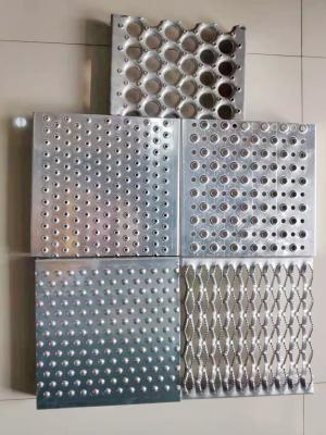 중국 계단 걸음을 문지르는 다이아몬드 홀 형상 하드그 통제력 지주 안전성은 슬립 방지성을 단단하게 합니다 판매용