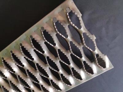 중국 계단 걸음을 문지르는 다이아몬드 홀 형상 하드그 통제력 지주 안전성은 슬립 방지성을 단단하게 합니다 판매용