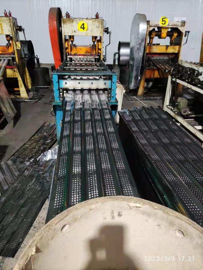 High Ribbed Mesh sample showing galvanized surface
