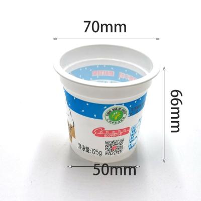 China Taza plástica modificada para requisitos particulares 100ml plástica de la bebida de leche del yogur de las tazas de la categoría alimenticia con la tapa del papel de aluminio en venta