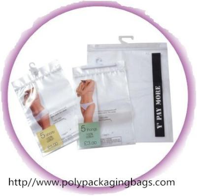 Chine Poly sacs adaptés aux besoins du client de CPE ou de LDPE avec des cintres pour la lingerie/dossiers à vendre