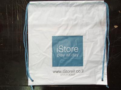 Chine Sac à provisions en plastique blanc adapté aux besoins du client d'Apple Store de sac à dos de cordon à vendre