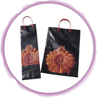 China Las pequeñas bolsas de plástico con las manijas, bolsos promocionales de la manija del lazo en venta
