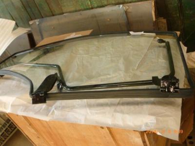 China ISO YTO X1204 Tractor Door Glass 4WD Drive Tractor Engine Parts for sale