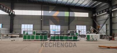 China 150Kg/h WPC PP Pvc Extrusor de plástico para techos PE Línea de extrusión de perfiles de plástico de madera en venta