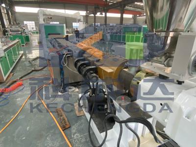 China Automatische Zwillingschraube PVC-Online-Laminatdecken-Gusset-Trennplatten-Extruder zu verkaufen