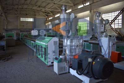 Chine Ligne de production de profilés HDPE / machine de fabrication de bois en plastique / extrudeuse de profilés mousseux en plastique à vendre