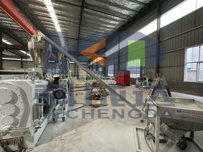 China Máquina de fabricación de productos compuestos de madera y plástico/PVC Pe Pp Wpc Puerta, piso, perfil decorativo, tablero, panel de extrusión en venta