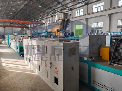 China Máquina de fabricação de painéis de portas de madeira de plástico composto / linha de produção de perfis de PVC à venda