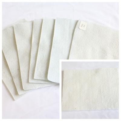 Chine Le petit pain noir blanc de textile de Geo a adapté la taille aux besoins du client 100gsm pp CHOIENT le tissu non-tissé de géotextile pour la protection de pente à vendre