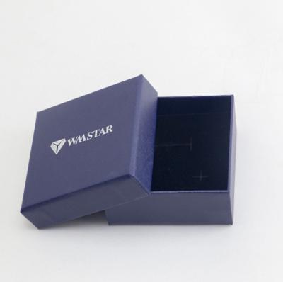 China CMYK que imprime caixas de presente rígidas do cartão do quadrado 150x150x60mm com carimbo da folha de prata à venda