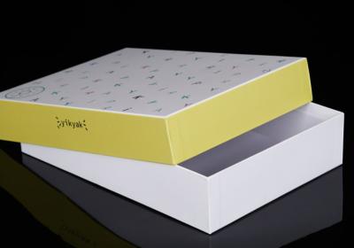 China Logo Printed Rigid Cardboard Gift de encargo encajona las cajas de empaquetado de papel revestidas 157gsm en venta