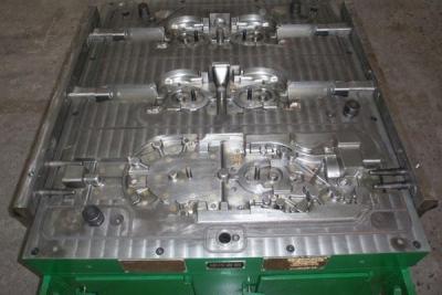 China La presión de aluminio de la caja fría de la base a presión superficie del tratamiento térmico del molde de la fundición en venta