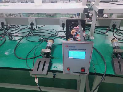 China Equipamento de soldadura ultrassônica 2600W da cara N95 15KHZ com o chifre do transdutor do gerador à venda
