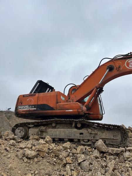 Quality Hot 25 Ton Excavator Digger Used Excavators Doosan 225 Excavator Original for sale