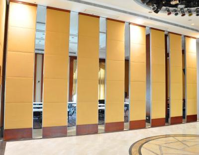 Chine Plancher aux cloisons de séparation fonctionnelles de porte de pliage de plafond pour le banquet Hall/panneaux de mur coulissants acoustiques à vendre