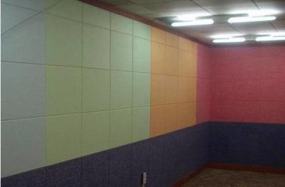 Chine Épongez les panneaux sains acoustiques de installation faciles de plafonds de murs pour la pièce de cinéma/cour à vendre