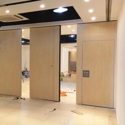 China Office Interior Design Movable Wall Divider On Wheels For Art Gallery for sale