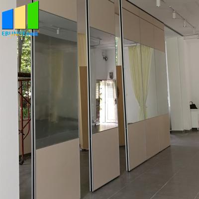 중국 최고 걸린 청각적인 칸막이벽 알루미늄 움직일 수 있는 거울 유리벽 패널 폴딩은 방 분배자 스크린을 비췄습니다 판매용